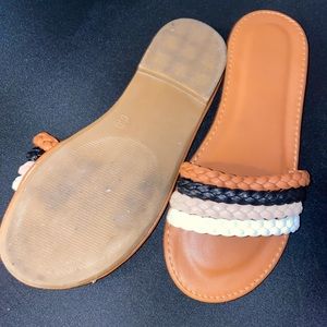 Good condition Girls Color Block Braided Detail Slipper ssize 35